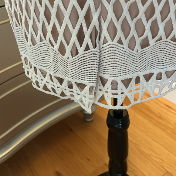 Tan and white Carmen Marc Valvo dress, unique styling, Size 8 - Picture 4 of 7